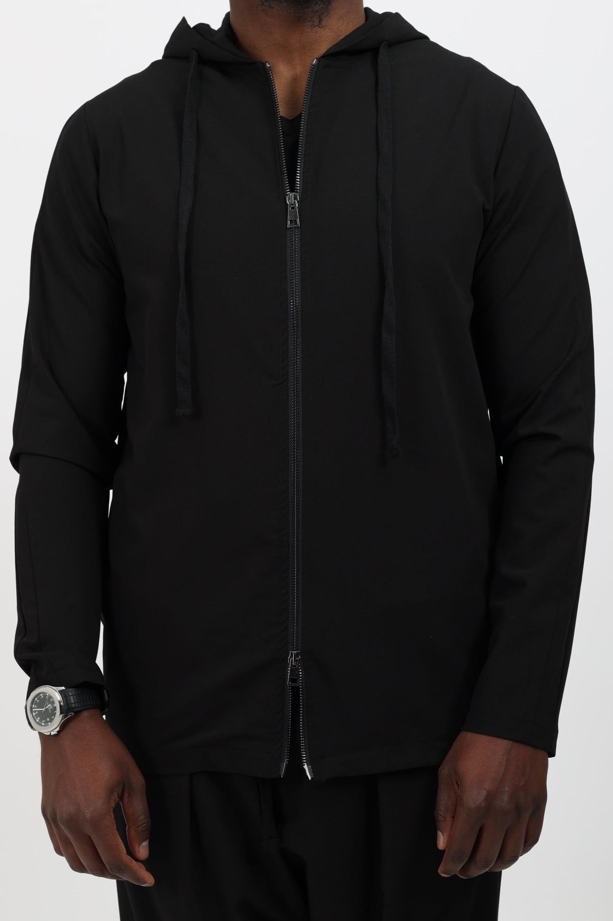 Veste sport chic noire portée de face, zip et cordons