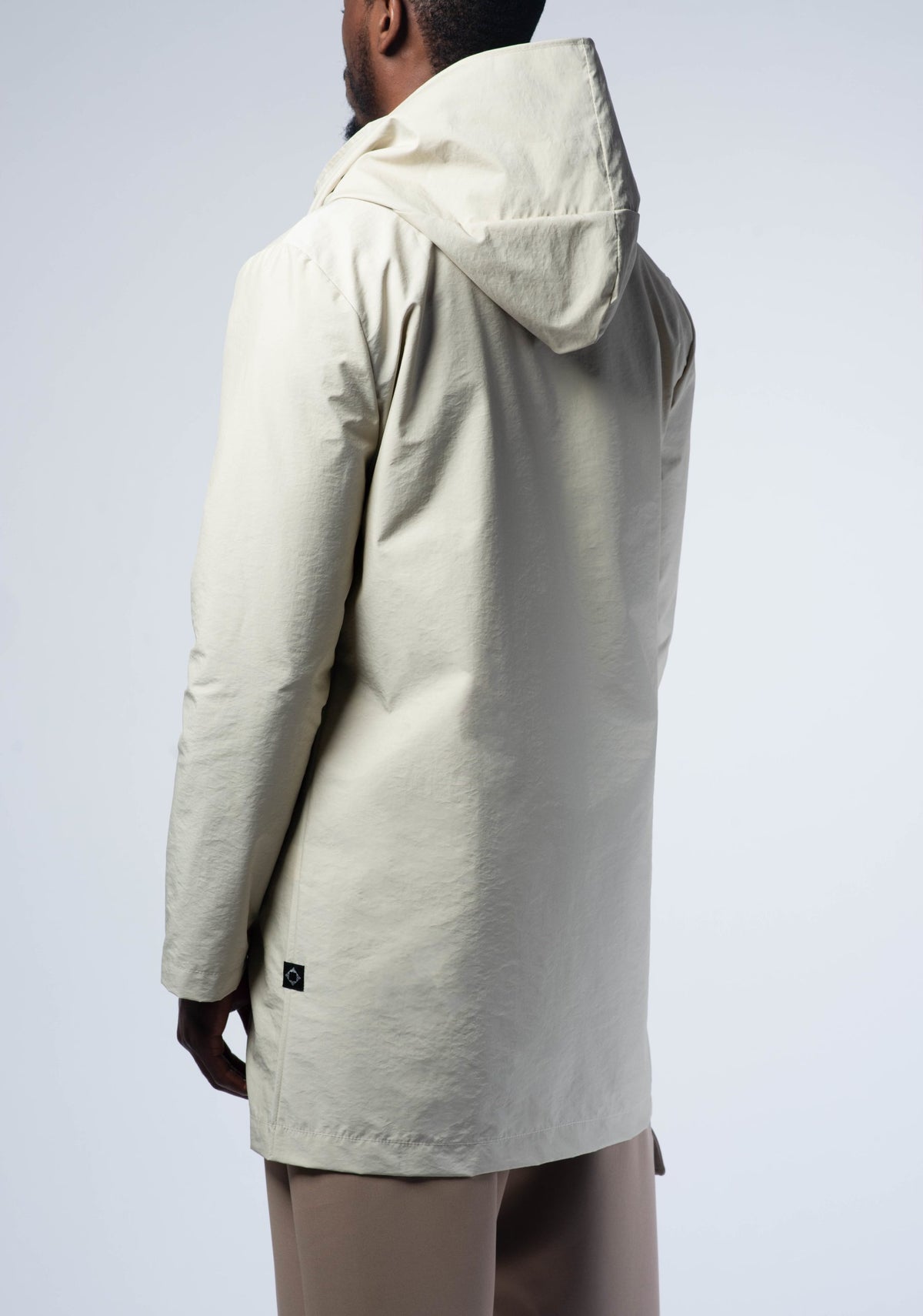 Parka beige crème vue de dos, capuche et coupe mi-longue