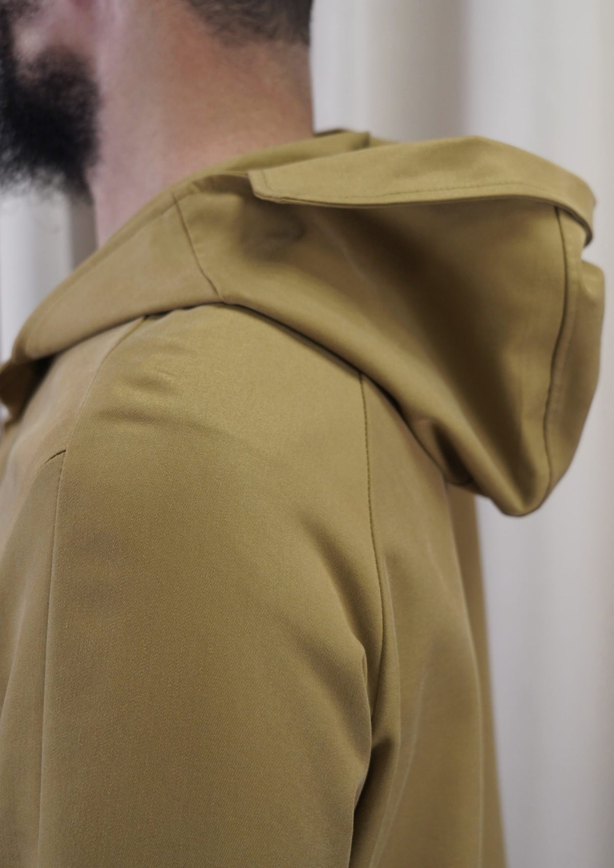 Détail de la capuche de la veste Fallon beige camo